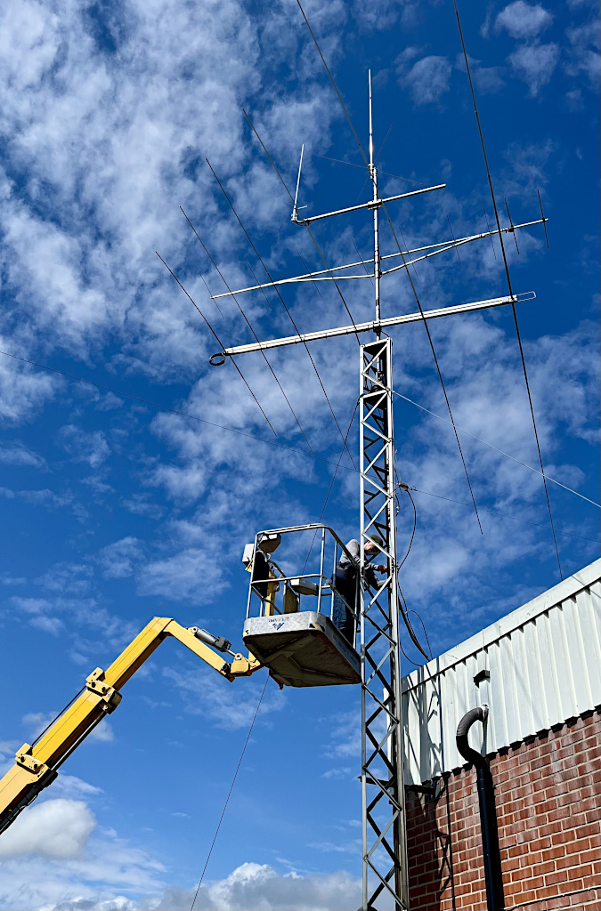 SM7DKY utför arbete i masten